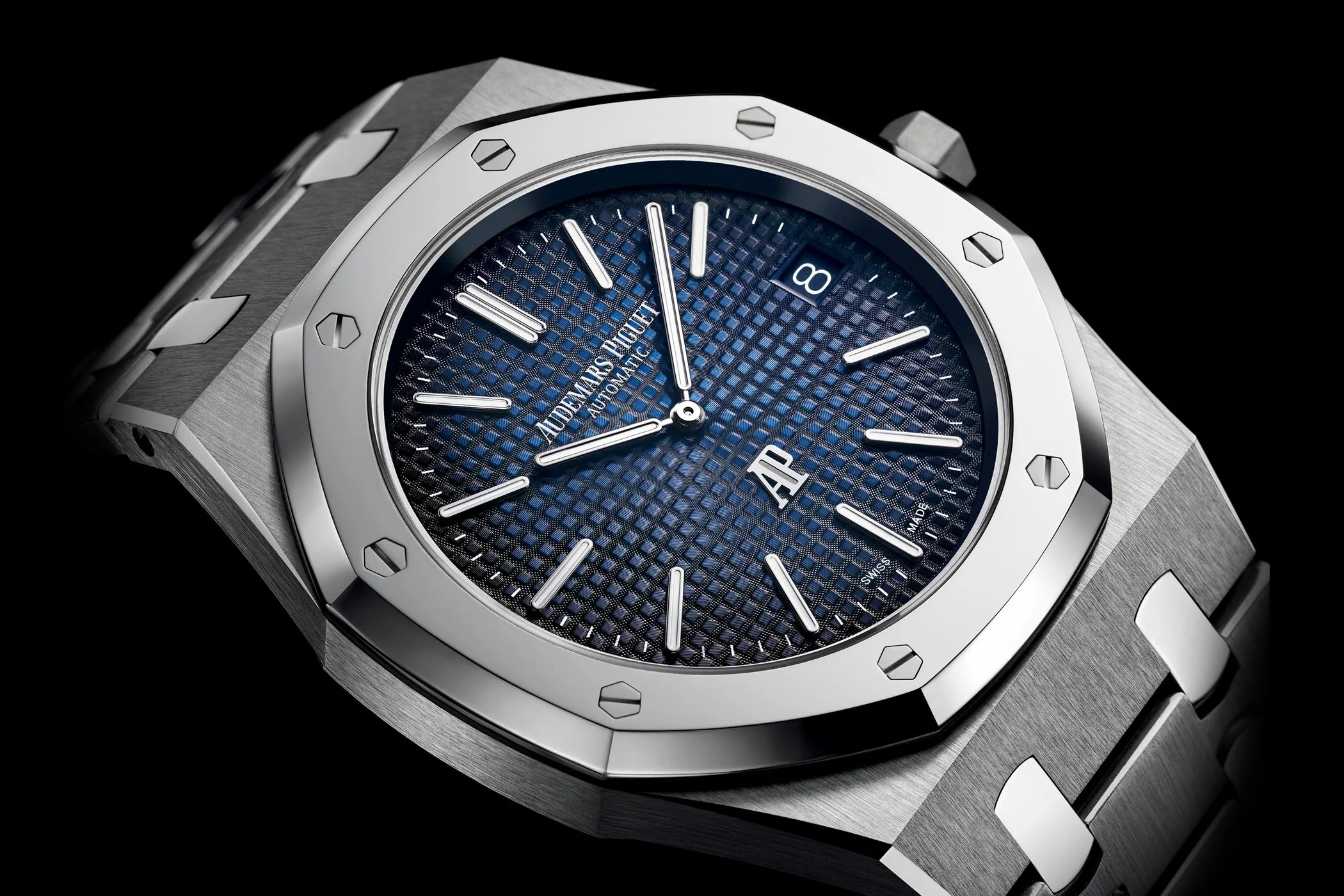 Audemars-Piguet-Royal-Oak-Jumbo-Extra-Thin-15202IP-titanium-smoked-blue-dial-SIHH-2018-5.webp